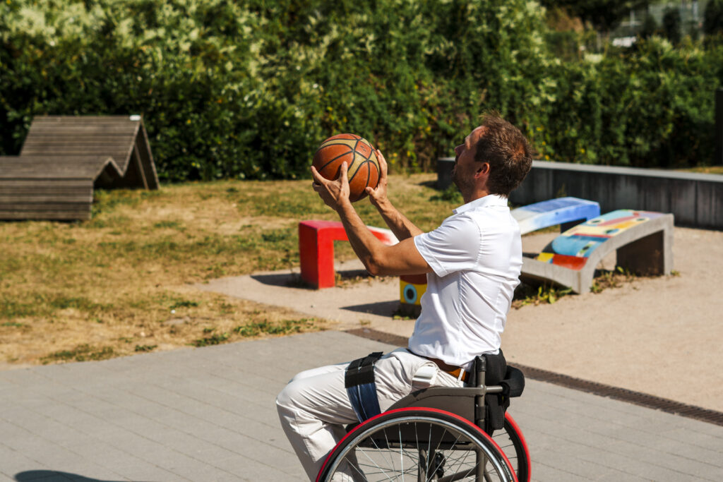Landrat Bastian Rosenau zeigt Talent beim Rollstuhlbasketball